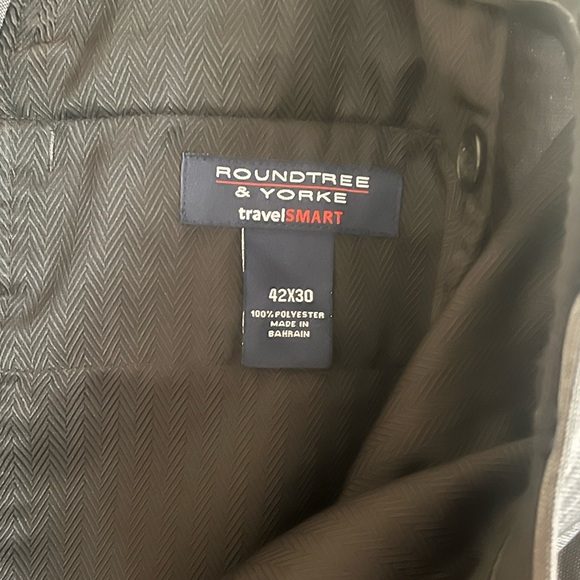 Gray Roundtree and Yorke TravelSmart Dress Pants 42x30. - Picture 3 of 4
